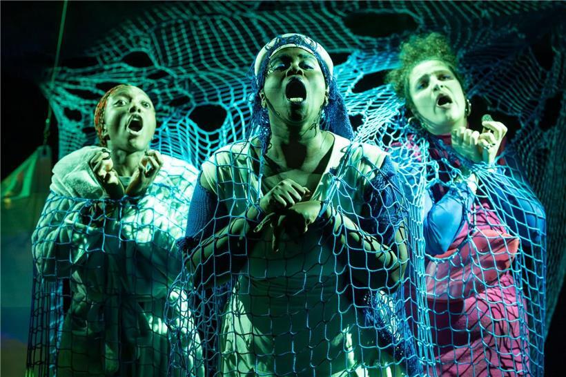 Drei Frauen – Céline Camara, Marie-Christiane Nishimwe und Nora Zrika – bei einer Lesung über die Abgründe des Internets