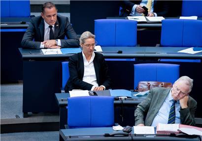 „Entgrenzung von Sprache“: Tino Chrupalla, Bundessprecher der AfD und Spitzenkandidat seiner Partei zur Bundestagswahl, Alice Weidel, Fraktionsvorsitzende der AfD und Spitzenkandidatin, und Alexander Gauland, Fraktionsvorsitzender der AfD, nehmen an der Sitzung des Bundestags teil
