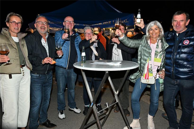 Entlang des Ufers feierten Besucher mit den besten Tropfen der Mosel.