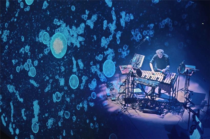 Entouré des beaux visuels du duo Magnificent Matter, le concert de Pascal Schumacher était une expérience immersive
