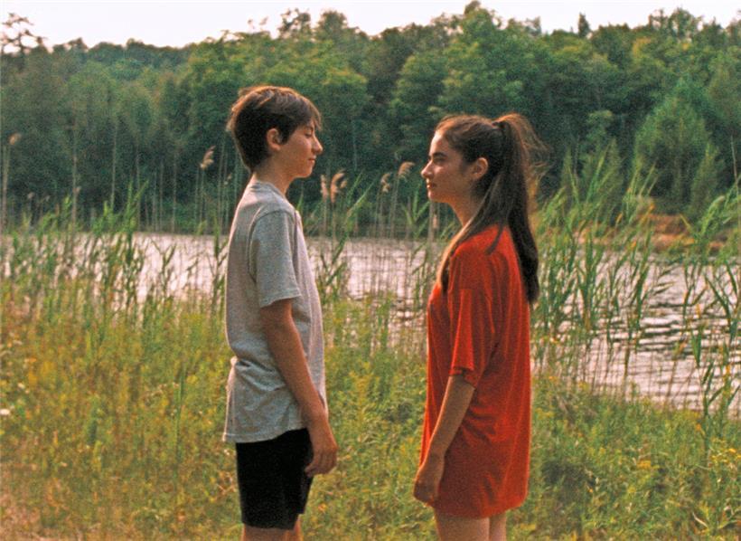 Entre Bastien (Joseph Engel), 13 ans, et Chloé (Sarah Montpetit), 16 ans, une relation ambivalente va se tisser
