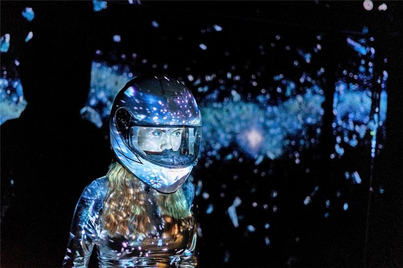 Entre rêves d’ailleurs et sensation de confinement, les inquiétudes des jeunes sont transcendées en une imagerie onirique
