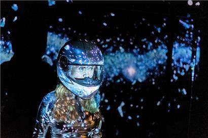 Entre rêves d’ailleurs et sensation de confinement, les inquiétudes des jeunes sont transcendées en une imagerie onirique
