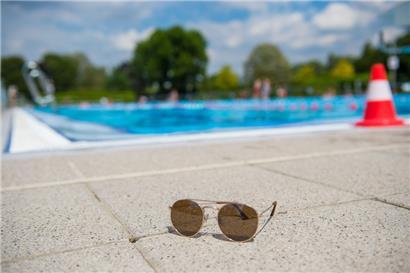 Entspannung im Remicher Freibad: Auch die Verwaltung der Moselgemeinde denkt darüber nach, ihr Schwimmbad in diesem Jahr früher zu schließen
