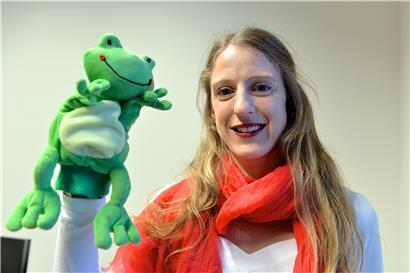 Entwicklungspsychologin Dr. Pascale Engel de Abreu zeigt ein Maskottchen, das bei den Interventionsprojekten zur besseren Sprachentwicklung bei Kindern eingesetzt wurde
