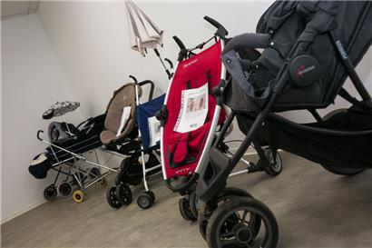 „Equibutz“ sammelt gebrauchte Kinderwagen, um sie an Eltern, die es sich nicht leisten können, weiterzugeben. Die ersten zehn sind fertig und werden demnächst als Spende den Besitzer wechseln. Das Projekt versteht sich als Beitrag zur Kreislauf- und Solidarwirtschaft. 
