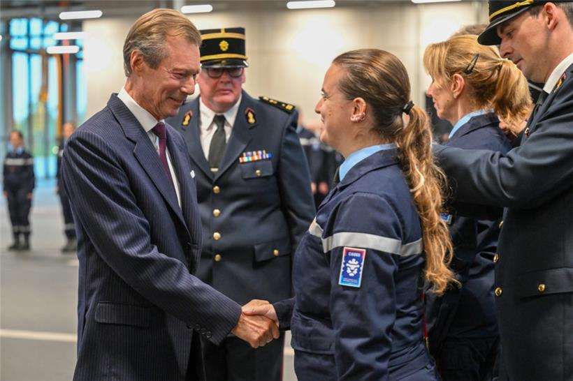 Er bedankte sich bei ihnen und schüttelte Hände