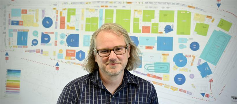 Er hat den Plan – und weiß unter anderem, wer mit welcher Attraktion wo genau stehen wird: Laurent Schwaller in dem provisorischen Büro auf dem Glacis
