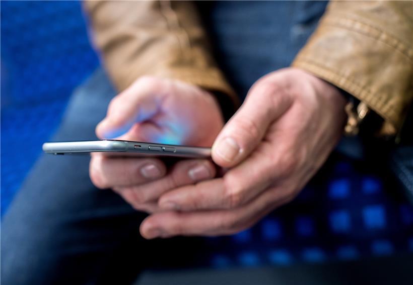 Er hatte Bilder seines Geschlechtsteils auf das konfiszierte Handy einer Schülerin geladen. Daraufhin wurde der Lehrbeauftragte entlassen.

