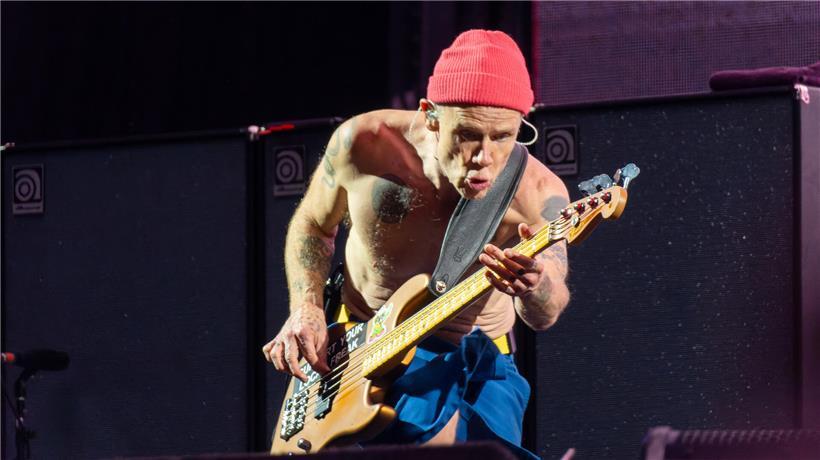 Er ist der Bassist und Mitgründer der Kultband Red Hot Chili Peppers: Flea präsentiert mit „Honora“ sein erstes Soloalbum