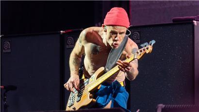 Er ist der Bassist und Mitgründer der Kultband Red Hot Chili Peppers: Flea präsentiert mit „Honora“ sein erstes Soloalbum