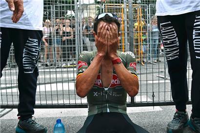 Er kann es selbst kaum fassen: Dries De Bondt hat überraschend die 18. Etappe gewonnen
