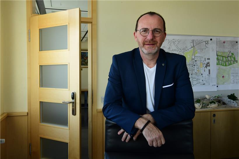 Er lässt die Tür einen Spalt geöffnet: Georges Engel, 51, tritt am 10. Juli offiziell als Bürgermeister und als Mitglied des Gemeinderates Sanem zurück. Dass er bei den nächsten Gemeindewahlen nochmals antritt, hält er für unwahrscheinlich – aber nicht für unmöglich.
