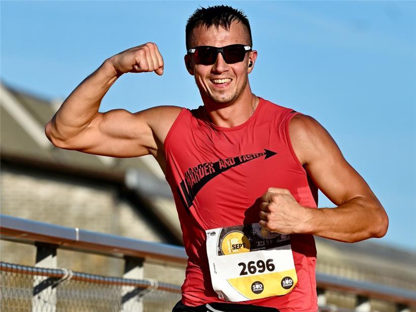 Er ließ seine Muskeln spielen