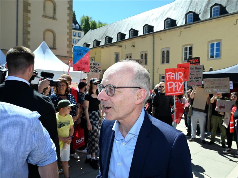 Luc Frieden spricht über ruhige Führung statt hektischer Opgereegtheet, Symbol für besonnenes Regieren und stabile Politik.