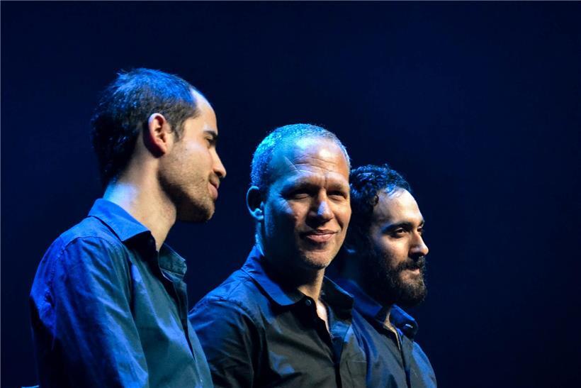 Er widmet sein neues Album Menschen, die ihm beruflich und privat nahestehen: der Musiker Avishai Cohen (Mitte)