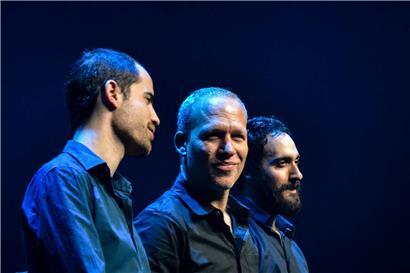 Er widmet sein neues Album Menschen, die ihm beruflich und privat nahestehen: der Musiker Avishai Cohen (Mitte)