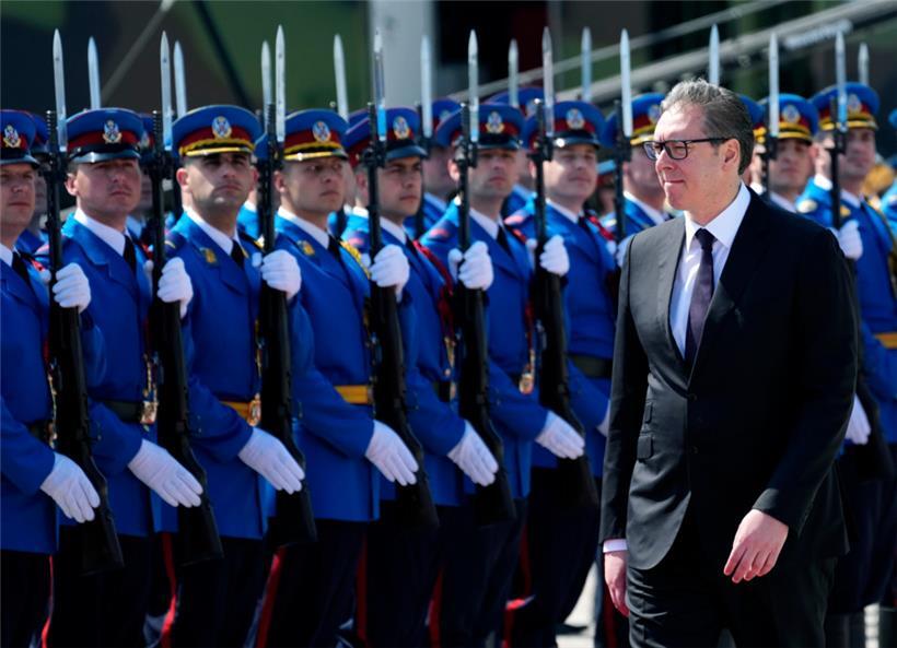 „Er wird sich entscheiden müssen“: Aleksandar Vucic vor der serbischen Ehrengarde
