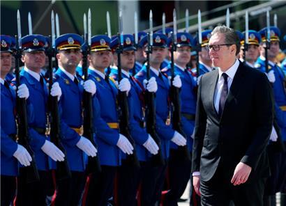 „Er wird sich entscheiden müssen“: Aleksandar Vucic vor der serbischen Ehrengarde
