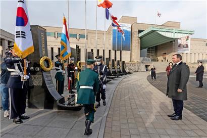 Erbgroßherzog Guillaume bei der Niederlegung des Blumenkranzes an der Stele der Luxemburger Freiwilligen
