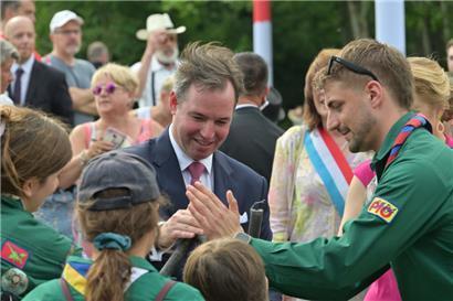 Erbgroßherzog Guillaume tauscht sich in Monnerich mit den Pfadfindern aus
