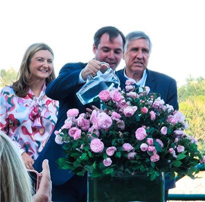 Erbgroßherzog Guillaume, umgeben von seiner Gattin Stéphanie und Vize-Premierminister François Bausch, beim Taufen der Rose
