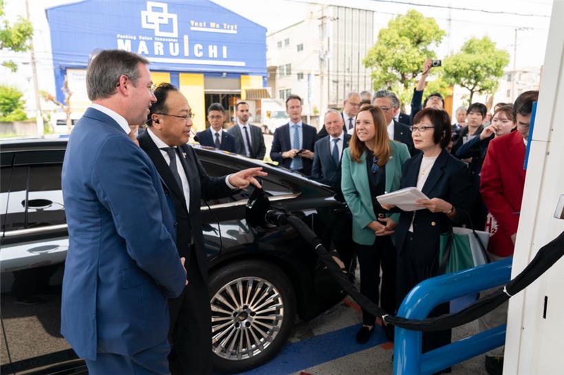 Erbgroßherzog Guillaume und Forschungs- und Digitalisierungsministerin Stéphanie Obertin bekamen die Wasserstofftankstelle erklärt. In Japan gibt es 150 dieser Tankstellen, 53 davon werden von Iwatani betrieben.
