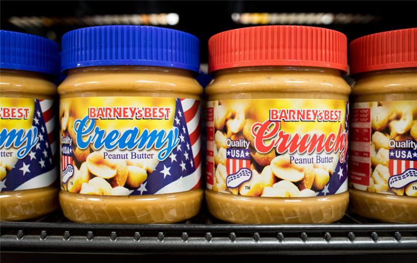 Erdnussbutter aus den USA steht im Regal eines Supermarktes. 
