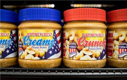 Erdnussbutter aus den USA steht im Regal eines Supermarktes. 
