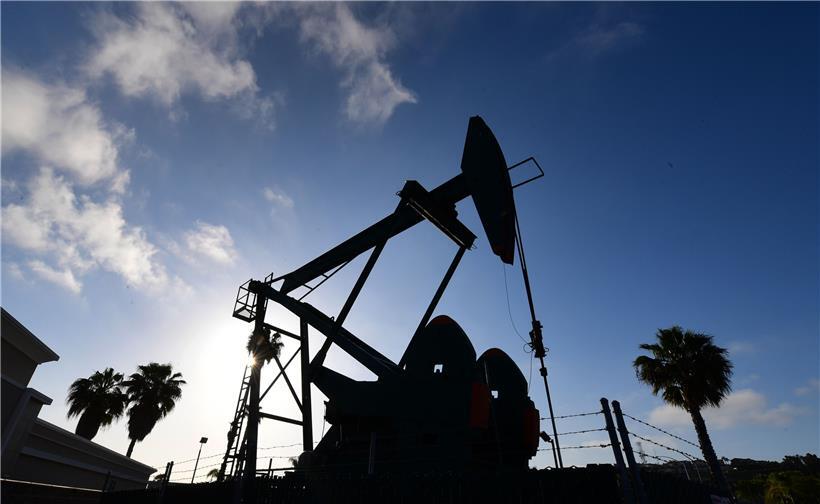 Erdöl wird gefördert.
