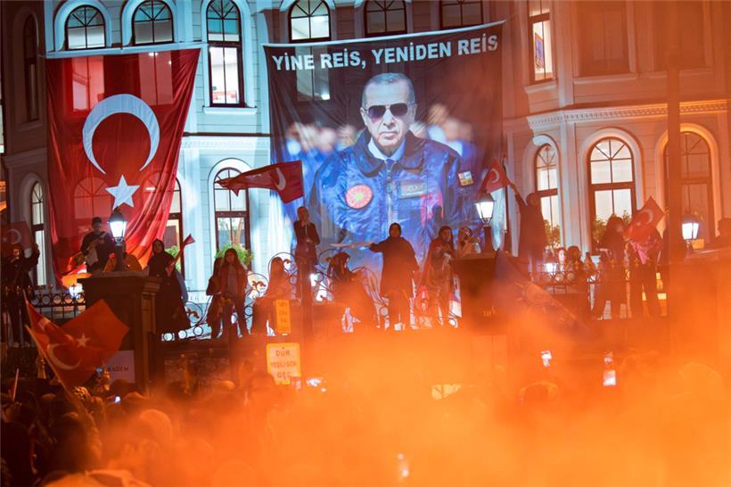 Erdogan-Anhänger feiern ihren „Reis“ am Sonntagabend in Istanbul
