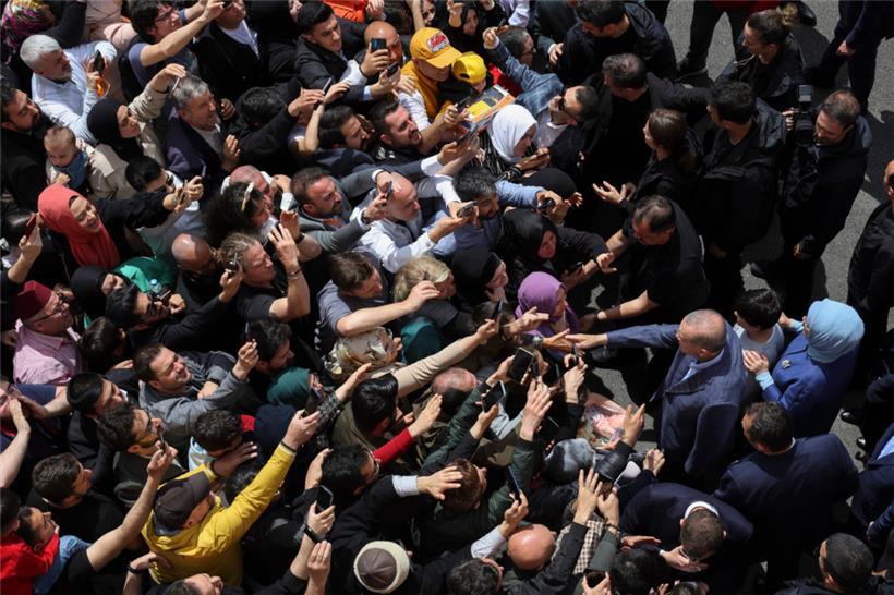 Erdogan und seine Frau Emine sprechen zu Anhängern nach der Stimmabgabe in einem Wahllokal
