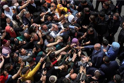 Erdogan und seine Frau Emine sprechen zu Anhängern nach der Stimmabgabe in einem Wahllokal
