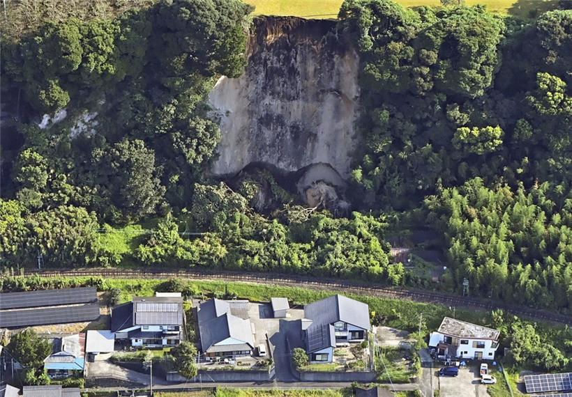 Erdrutsch in Shibushi in der Präfektur Kagoshima im Süden Japans, nach einem starken Erdbeben vom Donnerstag

