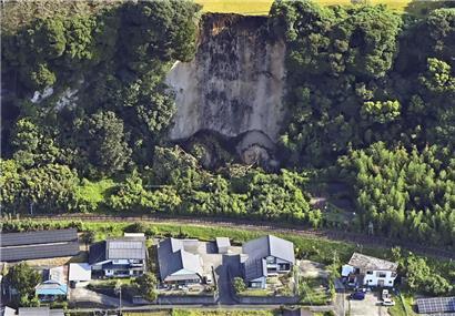 Erdrutsch in Shibushi in der Präfektur Kagoshima im Süden Japans, nach einem starken Erdbeben vom Donnerstag
