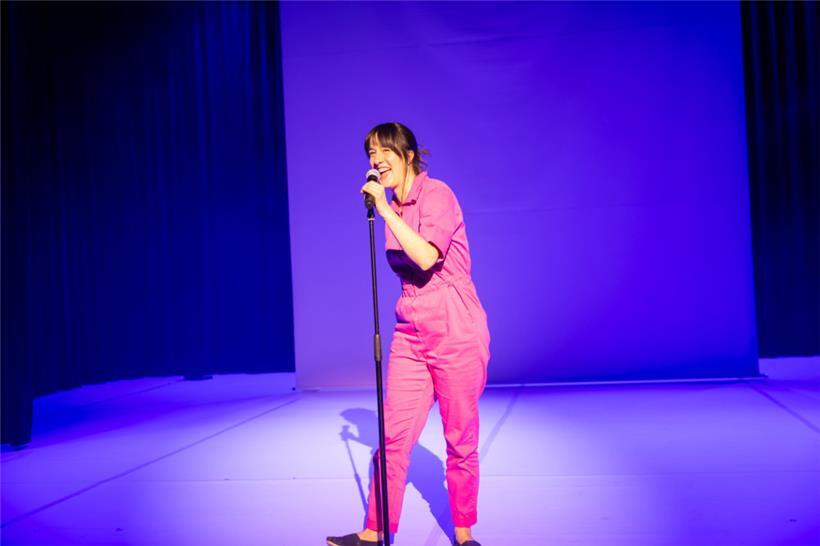 Erfahren in Film, Theater und Stand-up-Comedy: Anne Klein
