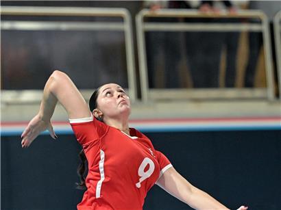 Giulia Tarantini lächelt erfolgreich vor österreichischer Landschaft – Erfolgsgeschichte in Österreich sichtbar