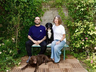 Erfrischung mit Köpfchen: Artgerechtes Hundeeis ist gesund und lecker. So sehen das auch Leila Pivetta und ihr Mann Fabián Rojas, hier mit Labrador Joséphine und Border-Collie-Mix Lucien in Beggen.