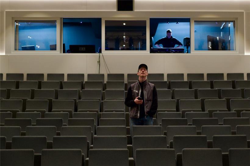 Eric Slunecko testet, ob der Sound überall im Raum perfekt ist