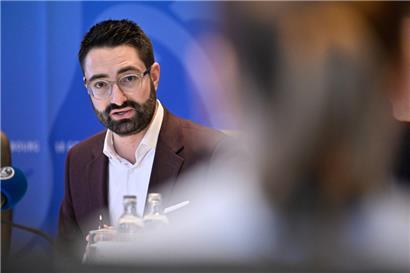 Eric Thill im Februar bei einer Pressekonferenz
