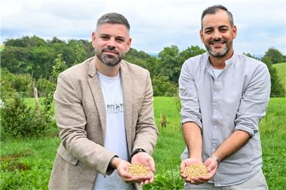 Eric (l.) und Ben (r.) haben vergangenes Jahr entschieden, Tofu kommerziell zu produzieren
