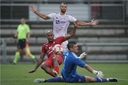Erico de Castro (in Rot) drehte sich mit Geschick und Kraft um seinen Gegner und erzielte das 1:0 für Differdingen

