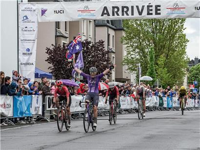 Erin Boothmann jubelt nach Sieg beim Radrennen in Cessingen, Nina Berton fährt auf den dritten Platz