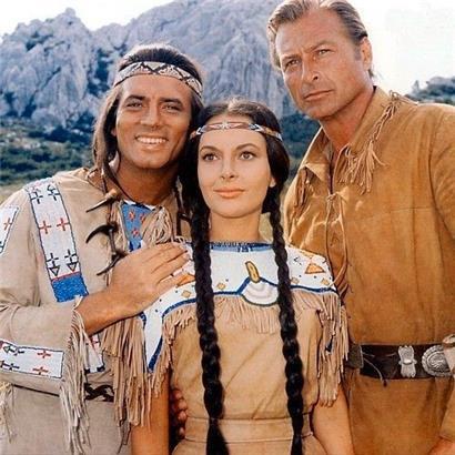 Erinnerung: Die Winnetou-Filme (hier v.l.n.r. Pierre Brice, Marie Versini und Lex Barker) haben als Fiktion ganze Generationen begeistert. Eine Neuverfilmung des jungen Häuptlings und zwei beim Ravensburger-Verlag erschienene Kinderbücher, ebenfalls Fiktion, rufen nun heftigen Protest hervor.
