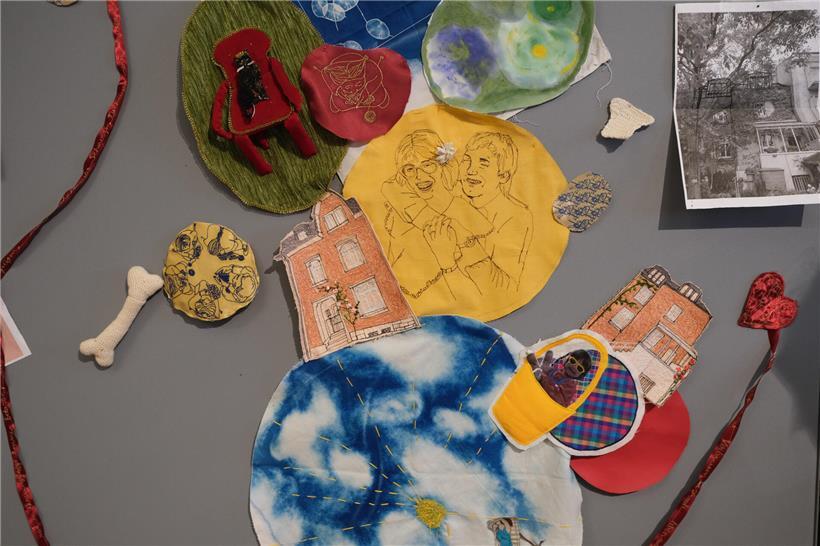 Nahaufnahme von handbestickten Erinnerungen auf Stoff, kreative Textilkunst als persönliche Geschenkidee