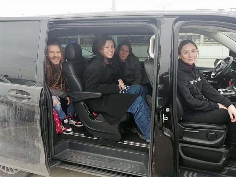 Erleichterte, aber auch erschöpfte Mienen: Während einer kurzen Pause hat Porcedda ein Foto von seiner Familie gemacht
