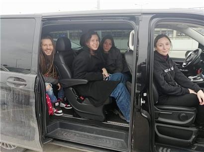 Erleichterte, aber auch erschöpfte Mienen: Während einer kurzen Pause hat Porcedda ein Foto von seiner Familie gemacht
