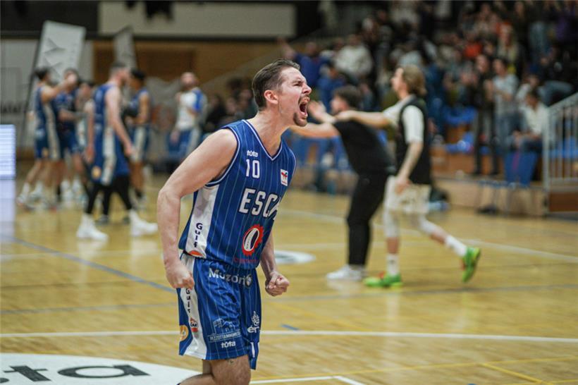 Erleichterung bei Pit Biever und dem Basket Esch, die sich nach zwei Verlängerungen in ein alles entscheidendes dritte Spiel gerettet haben
