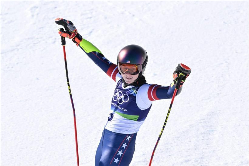 Mikaela Shiffrin jubelt erleichtert nach dem Sieg und bricht den Olympia-Fluch im Skisport.