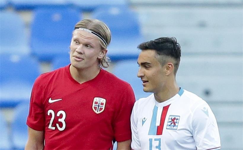 Erling Haaland (Norwegen/l.) bekam nach Spielende eine klare Antwort von Dirk Carlson
